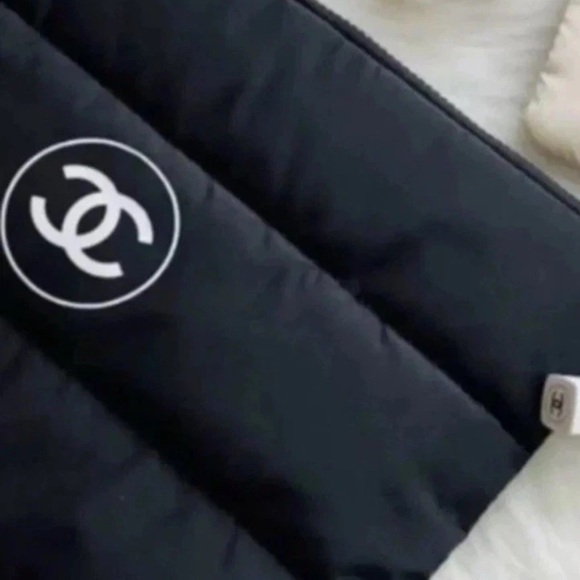 CHANEL Black Quilted Makeup Clutch New - Picture 5 of 6